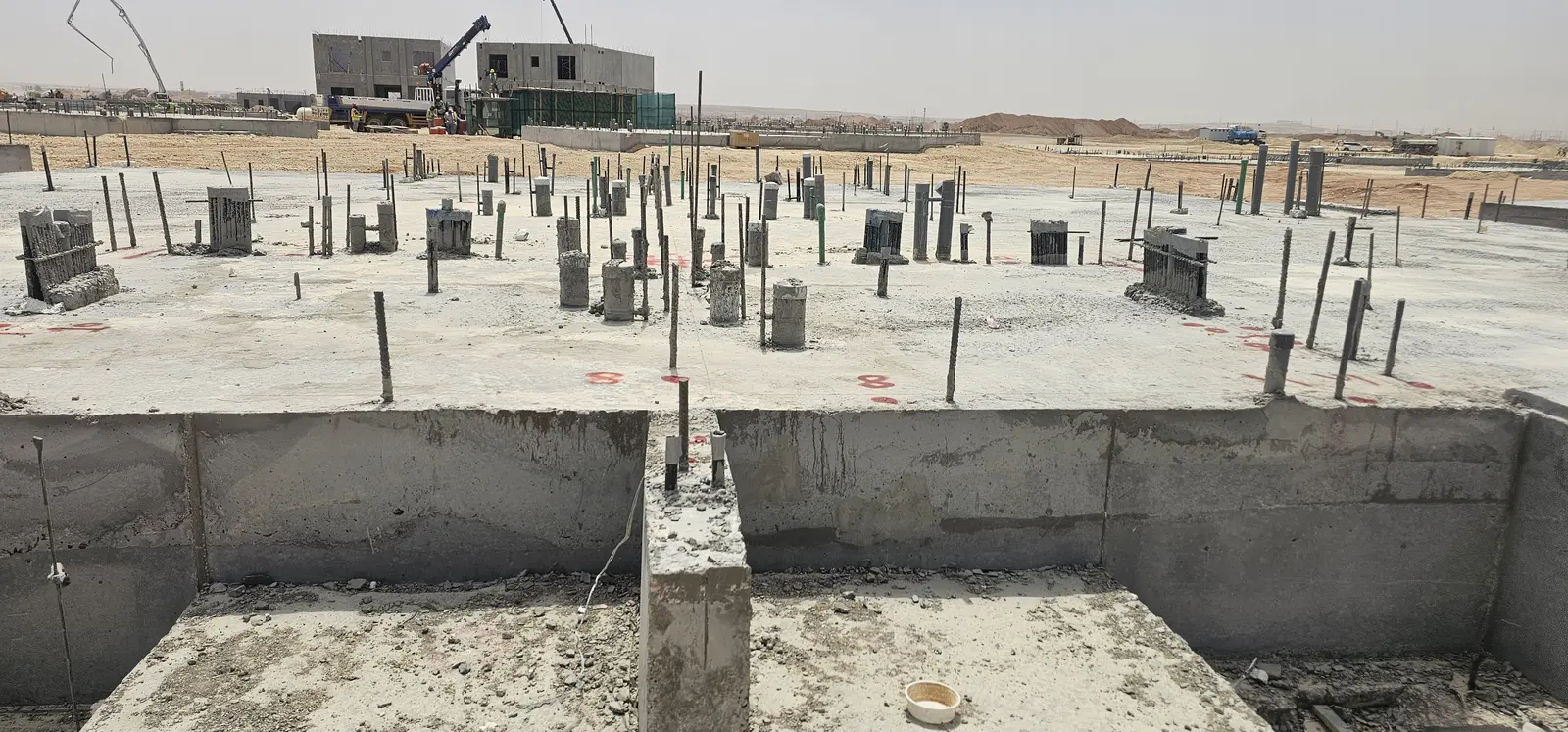 تنفيذ مرحلة العظم لفيلا في الرياض يشمل اللبشة الخرسانية وأعمال تأسيس السباكة والكهرباء في موقع المشروع