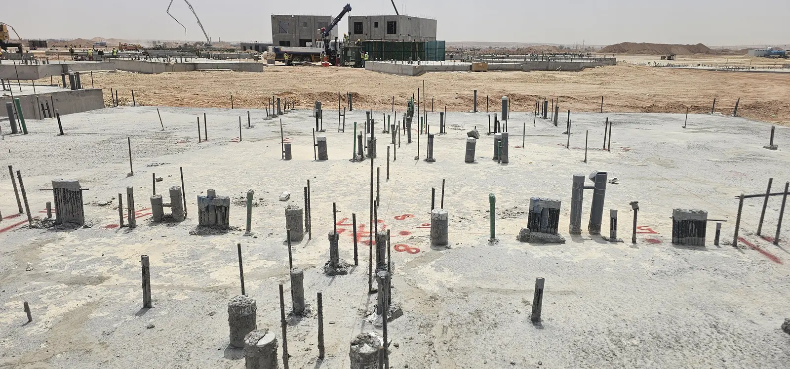 تنفيذ مرحلة العظم لفيلا في الرياض يشمل اللبشة الخرسانية وأعمال تأسيس السباكة والكهرباء في موقع المشروع