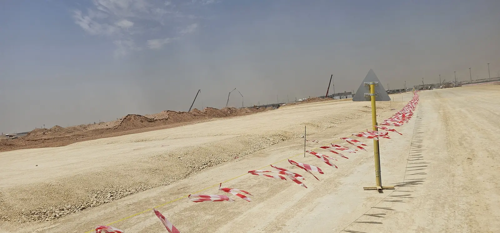 تسوية موقع بناء فيلا في الرياض مع تحديد حدود المشروع بشريط تحذيري قبل تنفيذ الحفر والإنشاء