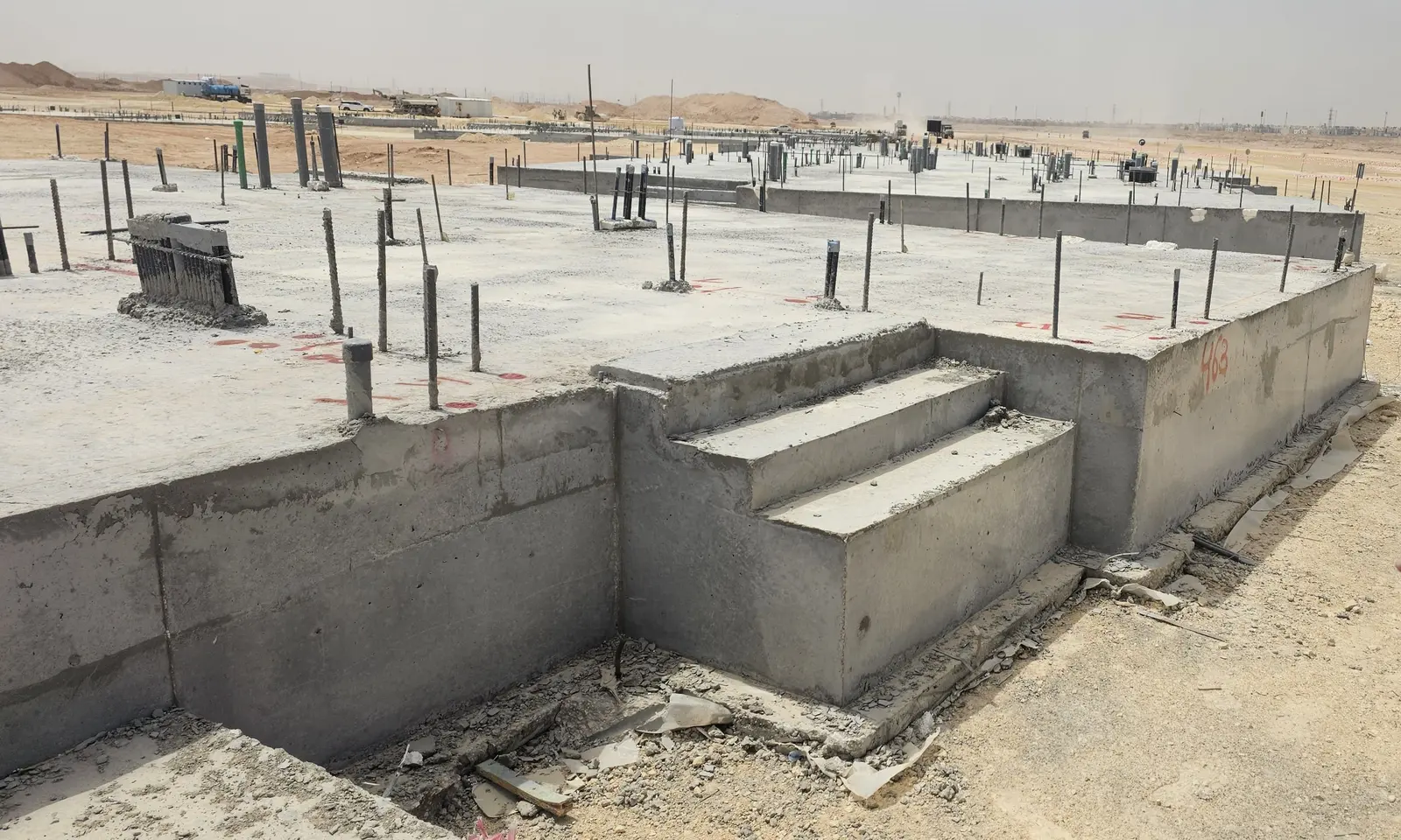تنفيذ مرحلة العظم لفيلا في الرياض يشمل اللبشة الخرسانية وأعمال تأسيس السباكة والكهرباء في موقع المشروع