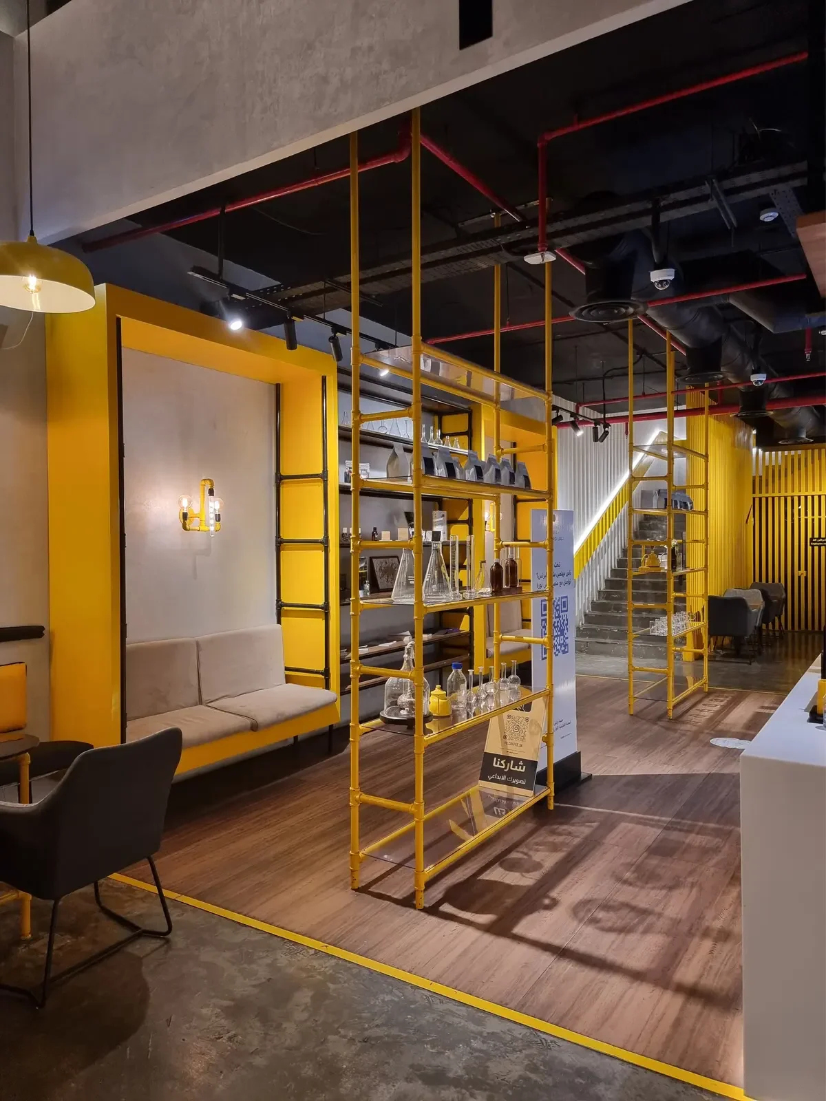 تشطيب مطعم في الرياض بتصميم داخلي عصري يشمل ديكورات صفراء مميزة وإضاءة احترافية وأعمال تنفيذ متكاملة