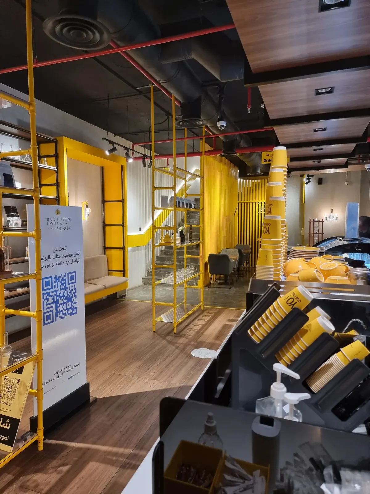 تشطيب مطعم في الرياض بتصميم داخلي عصري يشمل ديكورات صفراء مميزة وإضاءة احترافية وأعمال تنفيذ متكاملة