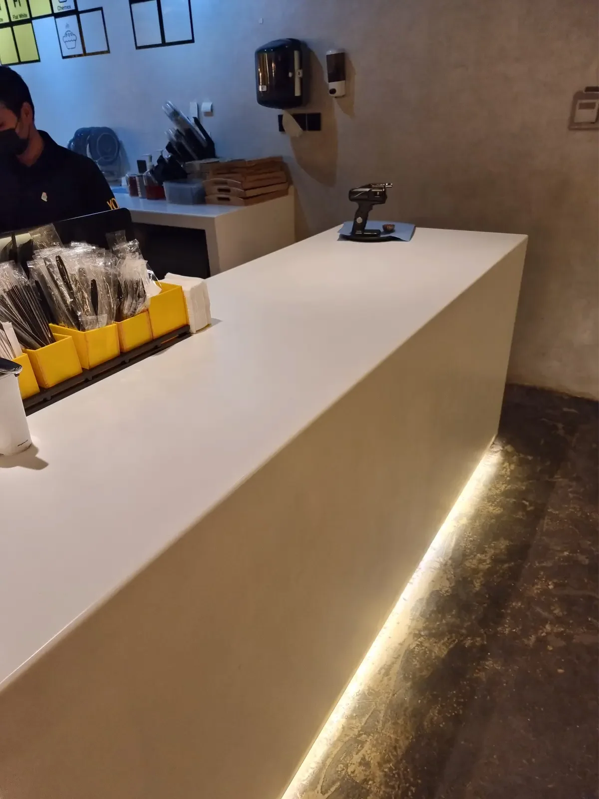 تشطيب مطعم في الرياض بتصميم داخلي عصري يشمل ديكورات صفراء مميزة وإضاءة احترافية وأعمال تنفيذ متكاملة