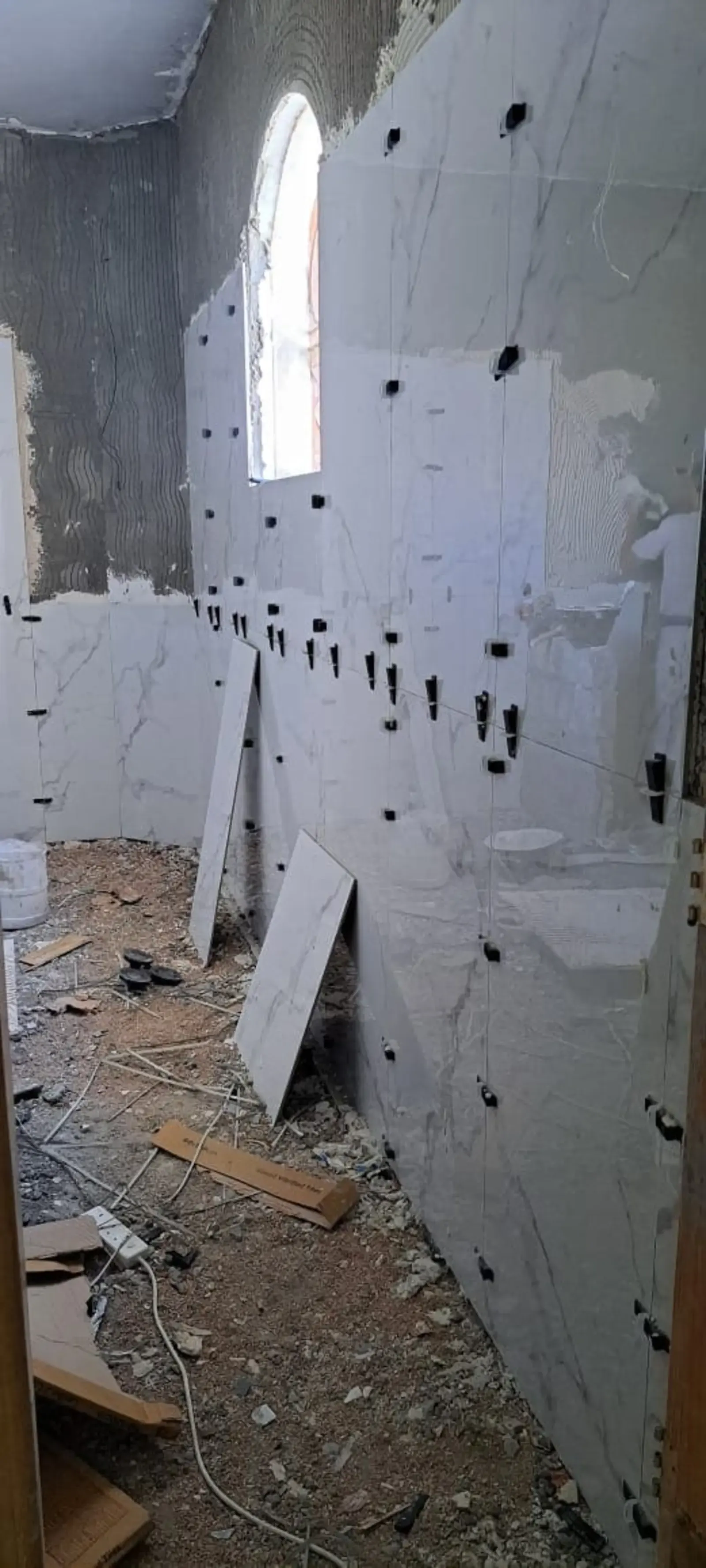 تنفيذ سيراميك حمام فيلا بالرياض باستخدام بلاط كبير ونظام تثبيت احترافي خلال مرحلة التشطيب الداخلي