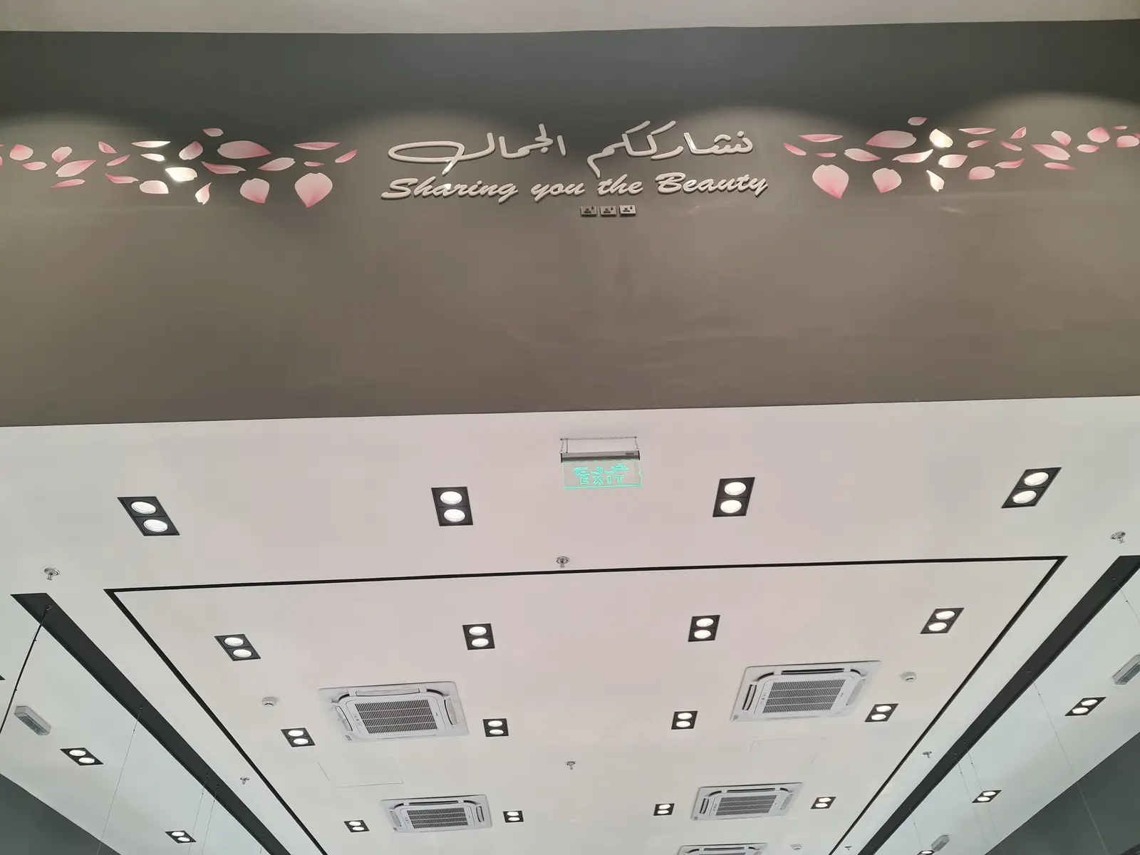 تشطيب كامل محل عطور درعة في الرياض يشمل أسقف جبس بورد مع إضاءة سبوت لايت ونظام تكييف مخفي بتصميم تجاري حديث