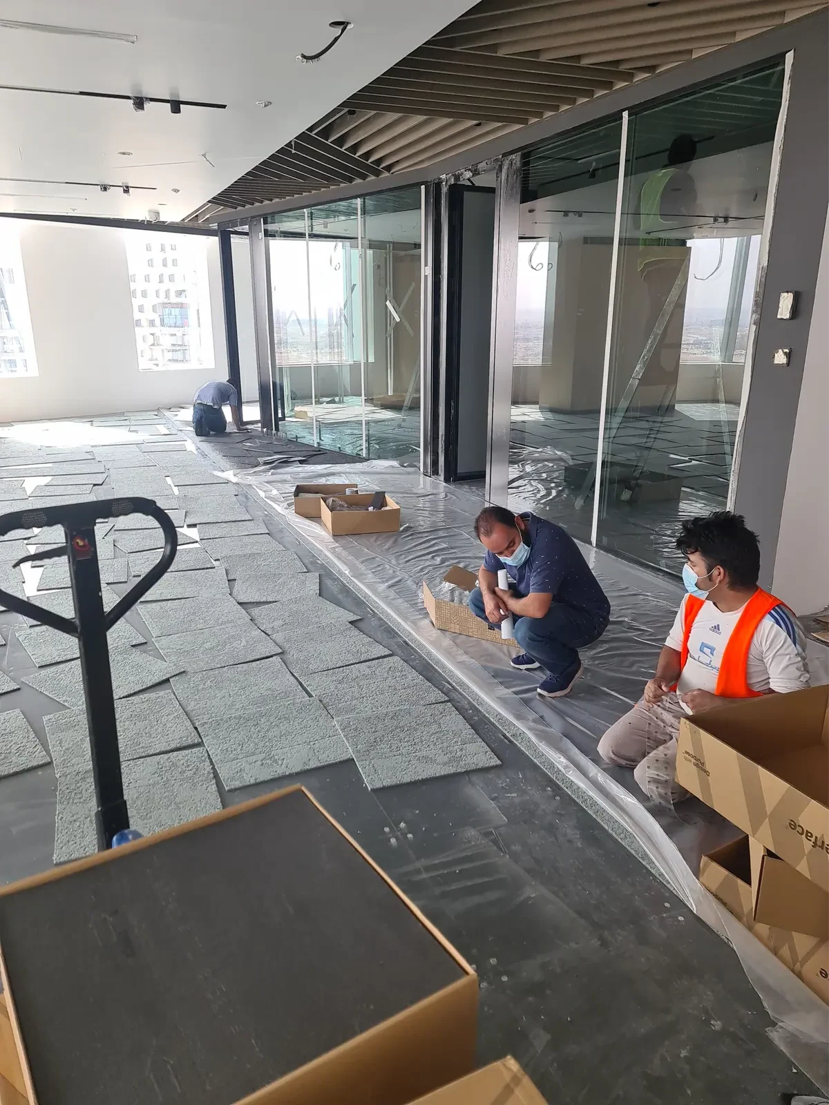 تنفيذ أرضيات مكاتب في الرياض يشمل موكيت مربعات ونظام Raised Floor ضمن أعمال التشطيب الداخلي للمساحات الإدارية
