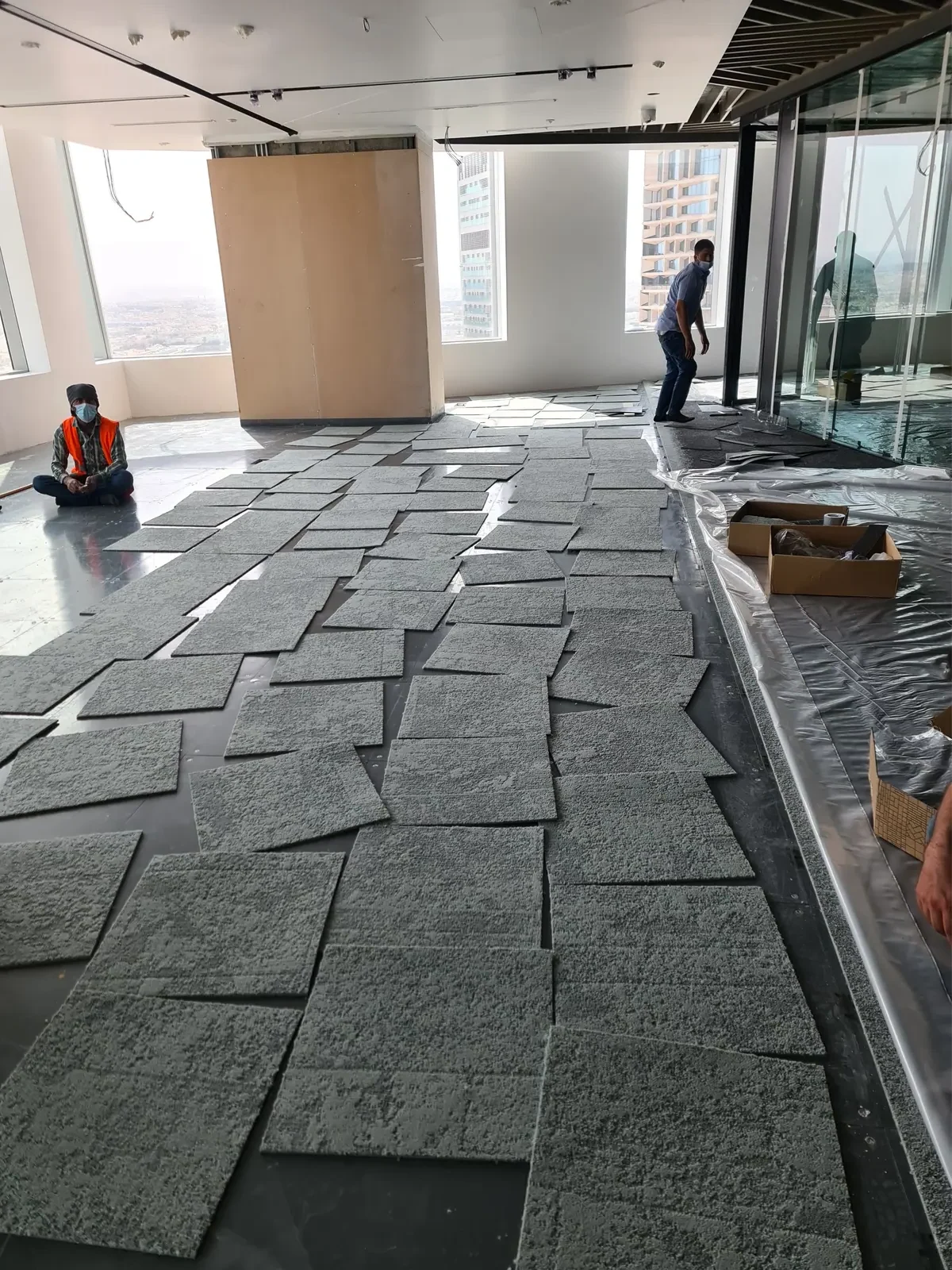 تنفيذ أرضيات مكاتب في الرياض يشمل موكيت مربعات ونظام Raised Floor ضمن أعمال التشطيب الداخلي للمساحات الإدارية